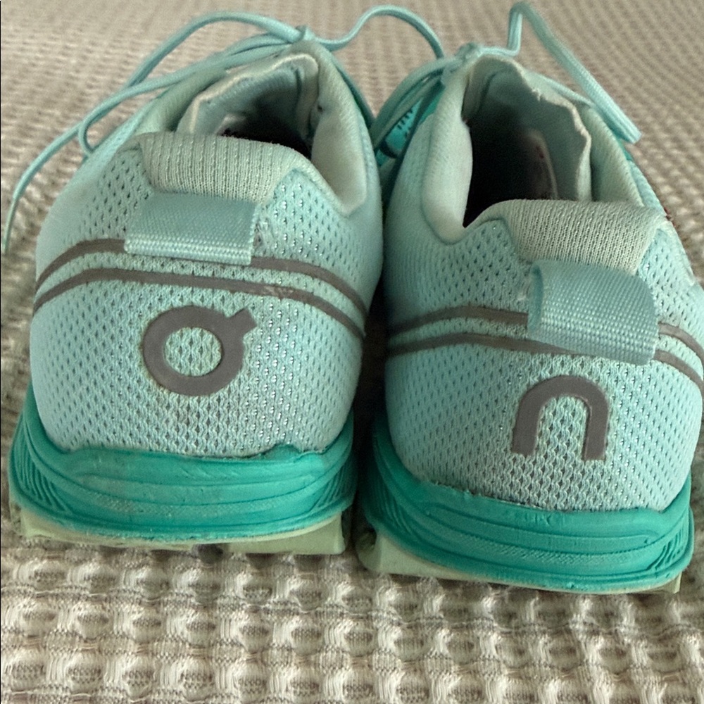Light Teal Women's Running Sneakers
ON Running shoes. Size 7.5 - Picture 4 of 7